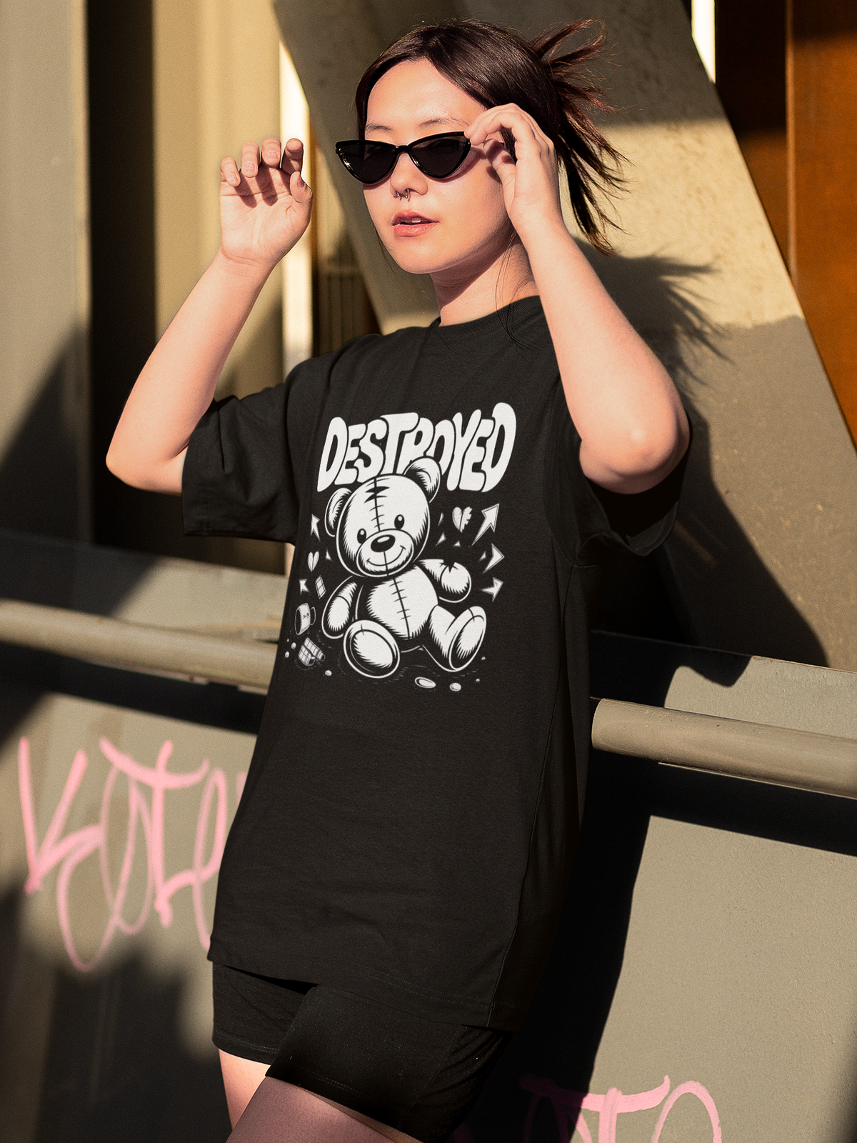 Frau trägt schwarzes Shirt mit Destroyed Teddy-Motiv (Oberkörperaufnahme)
