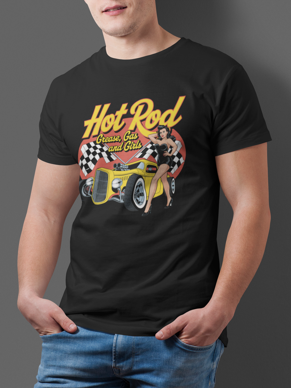Junger Mann trägt schwarzes Shirt mit Rockabilly-Motiv „Hot Rod Grease Gas and Girls“ (Oberkörperaufnahme)