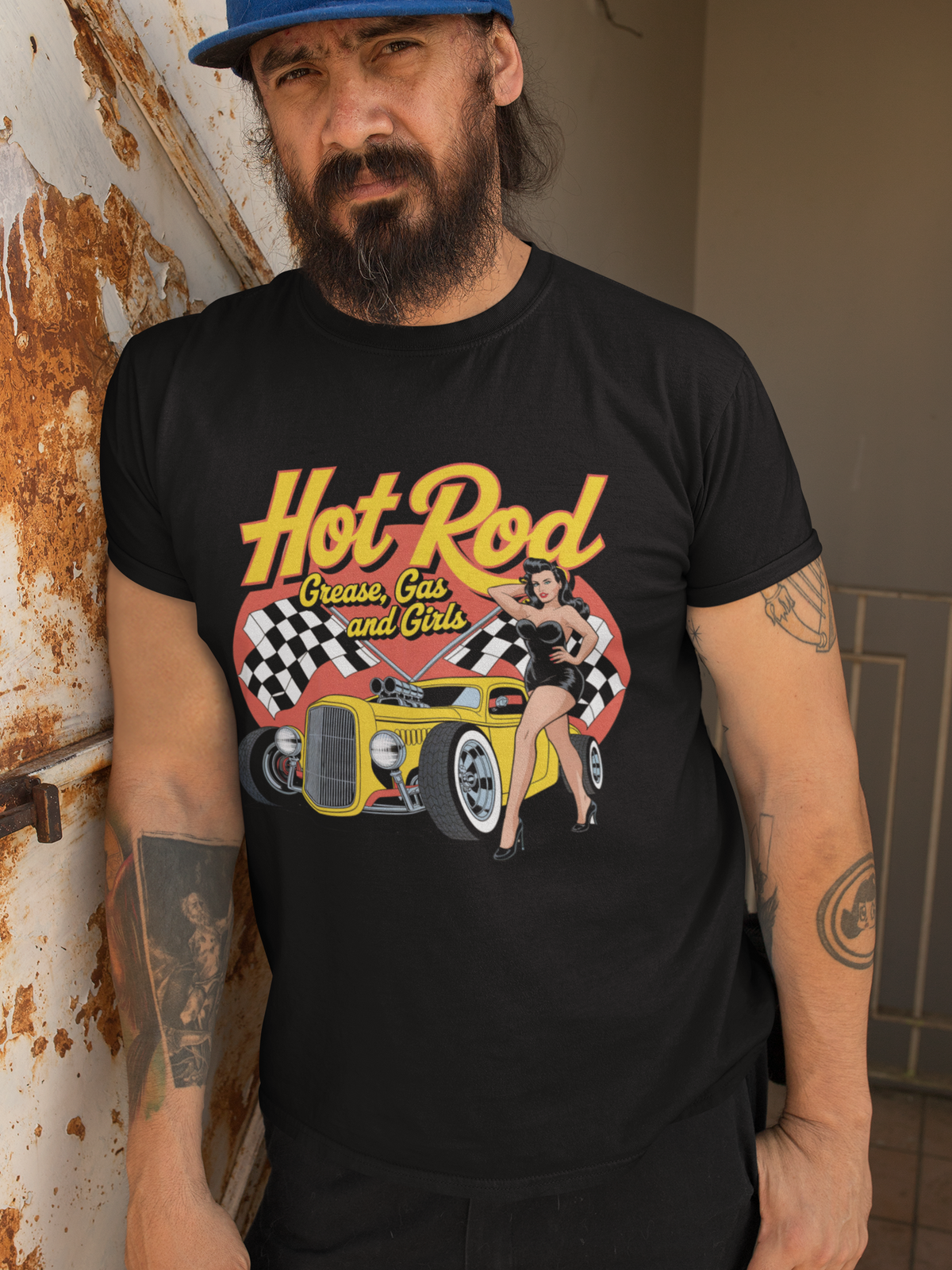 Mann mit Bart trägt schwarzes Shirt mit Rockabilly-Motiv „Hot Rod Grease Gas and Girls“ (Oberkörperaufnahme)