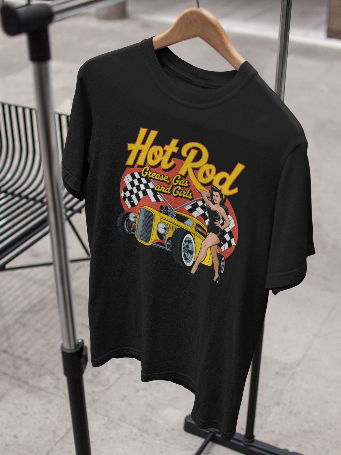 T-Shirt auf Kleiderbügel mit Rockabilly-Design, Text „Hot Rod Grease Gas and Girls“