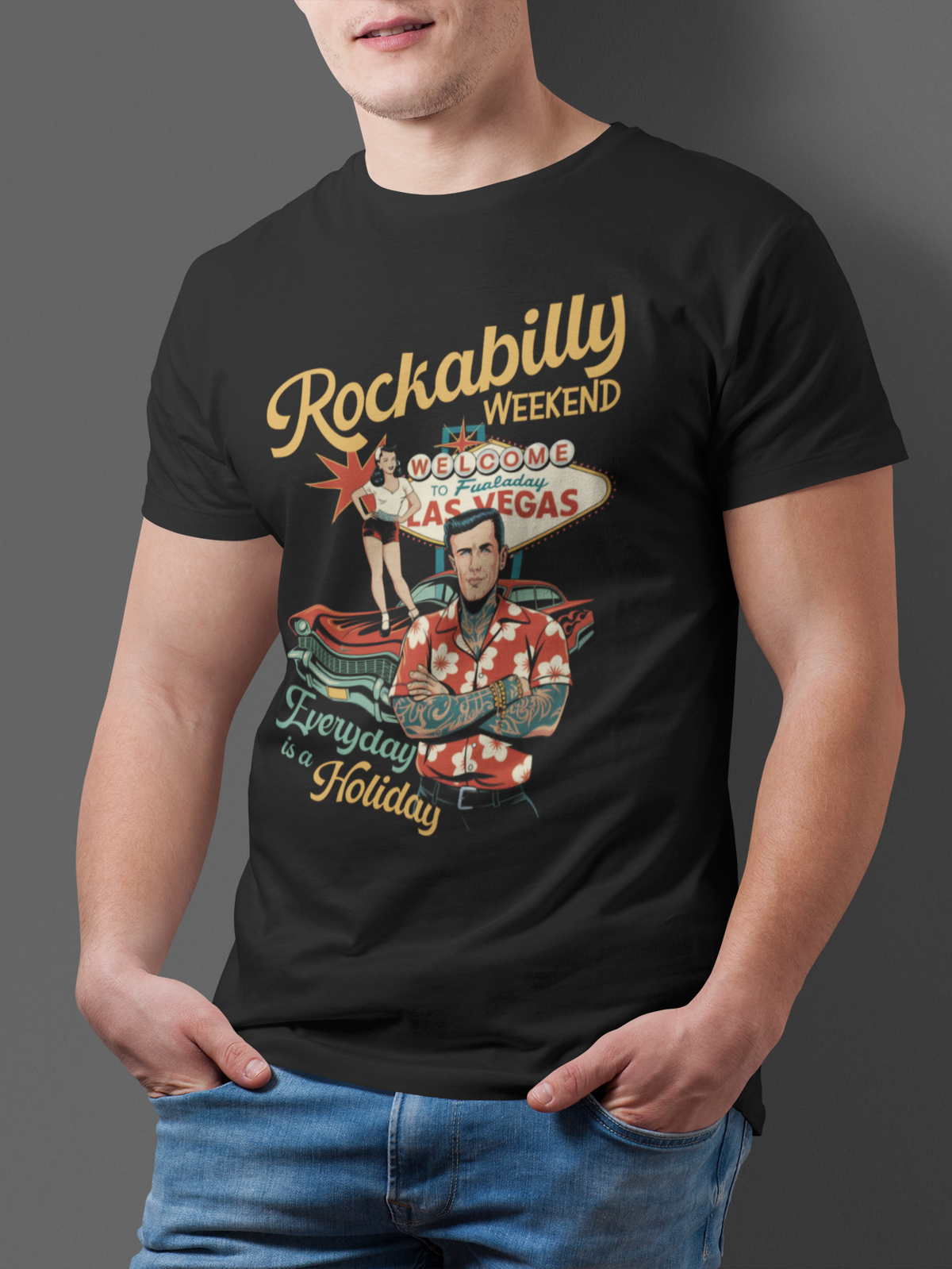 Junger Mann trägt schwarzes Shirt mit Rockabilly Weekend-Motiv im Retro-Style (Oberkörperaufnahme)