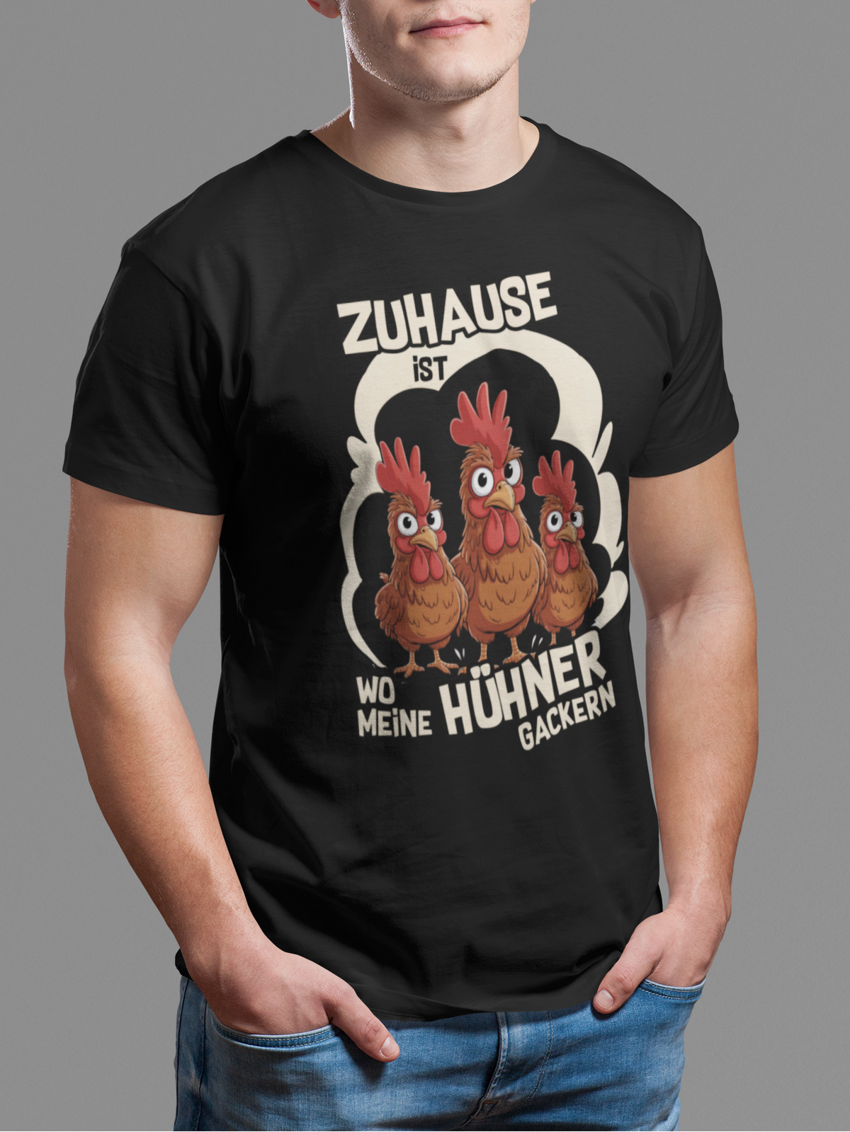 Mann trägt schwarzes Shirt mit Hühner-Spruch und Comic-Hühnern (Oberkörperaufnahme)