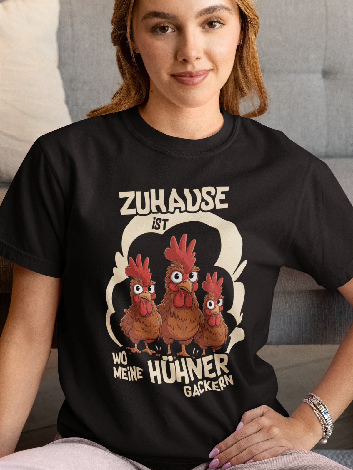 Frau trägt schwarzes Shirt mit Hühner-Spruch und Comic-Hühnern (Oberkörperaufnahme)