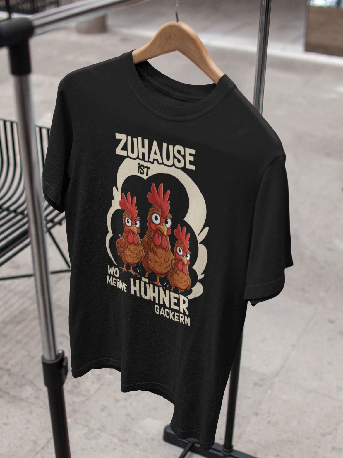 Shirt mit Hühner-Motiv auf Kleiderbügel an einem Kleiderständer