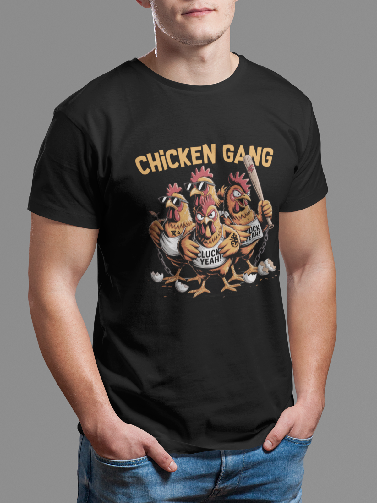 Mann trägt schwarzes T-Shirt mit Chicken Gang Comic-Hühnern (Oberkörperaufnahme)