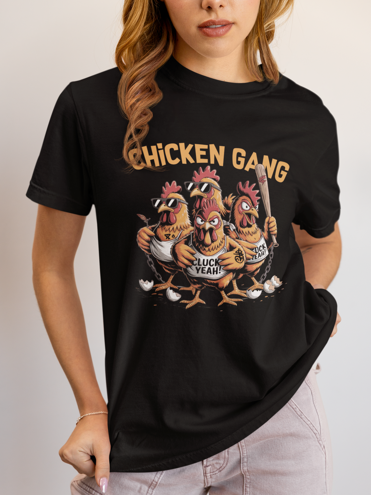 Frau trägt schwarzes T-Shirt mit Chicken Gang Comic-Hühnern (Oberkörperaufnahme)
