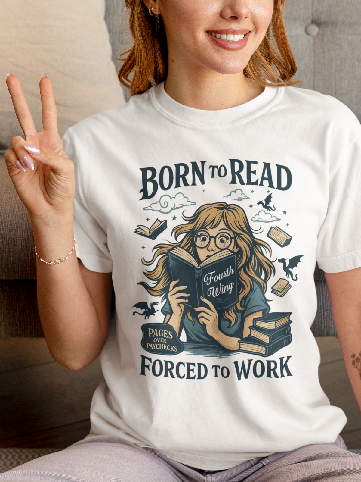 Frau trägt weißes Shirt mit Retro-Spruch für Bücherwürmer (Oberkörperaufnahme)
