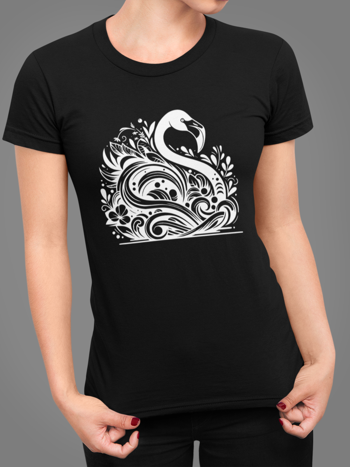 Frau trägt schwarzes Shirt mit elegantem Flamingo-Motiv in weiß (Oberkörperaufnahme)