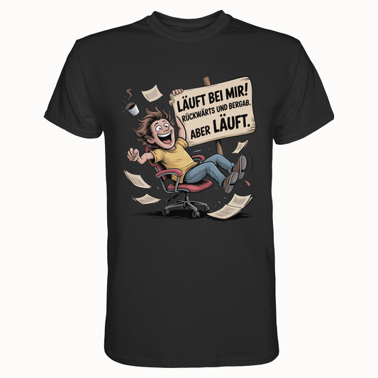 Schwarzes T-Shirt mit weißem Spruch „Läuft bei mir. Rückwärts und bergab. Aber läuft.“