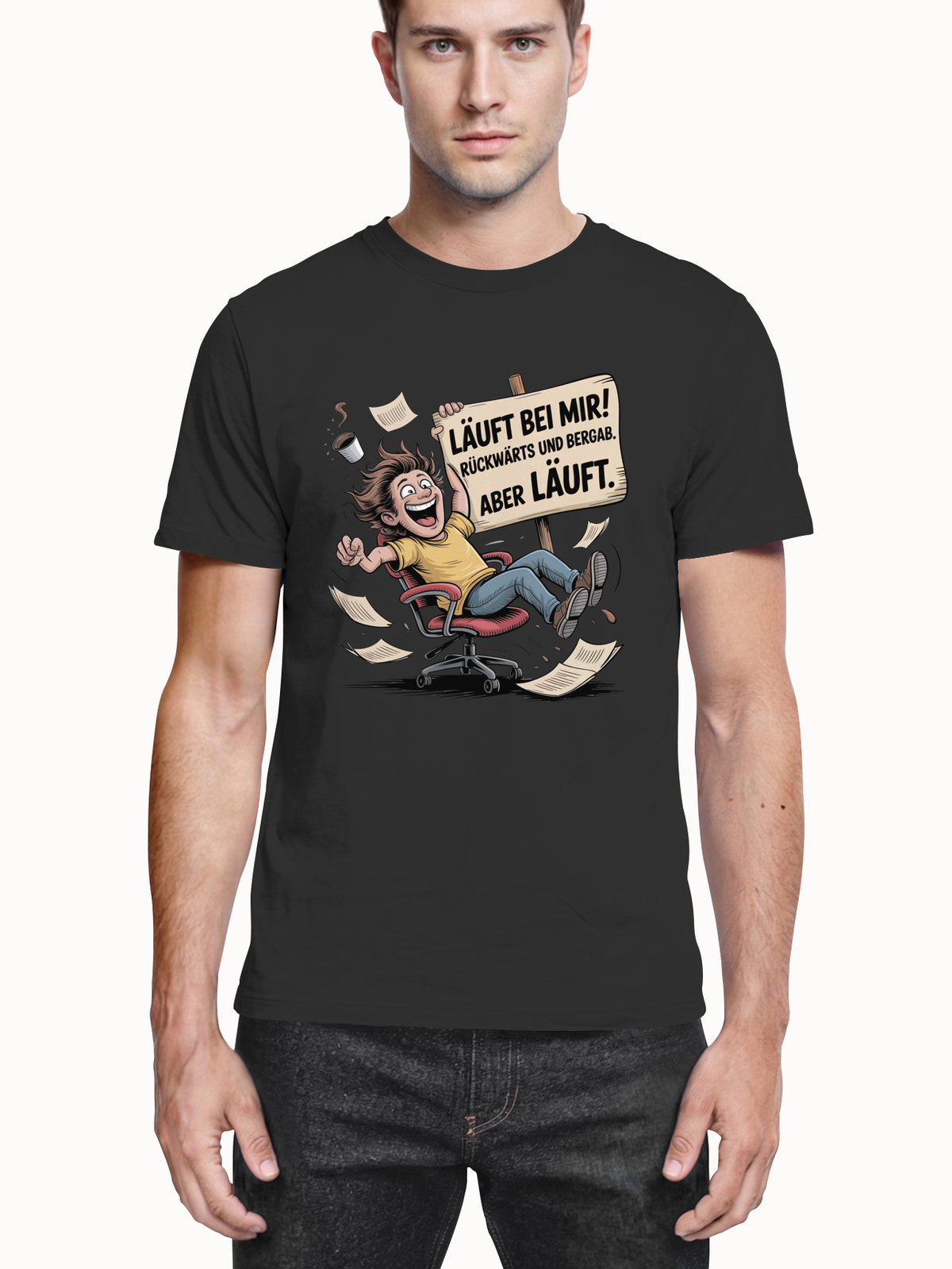 Mann trägt schwarzes T-Shirt mit Büro-Motiv und Spruch (Oberkörperaufnahme)
