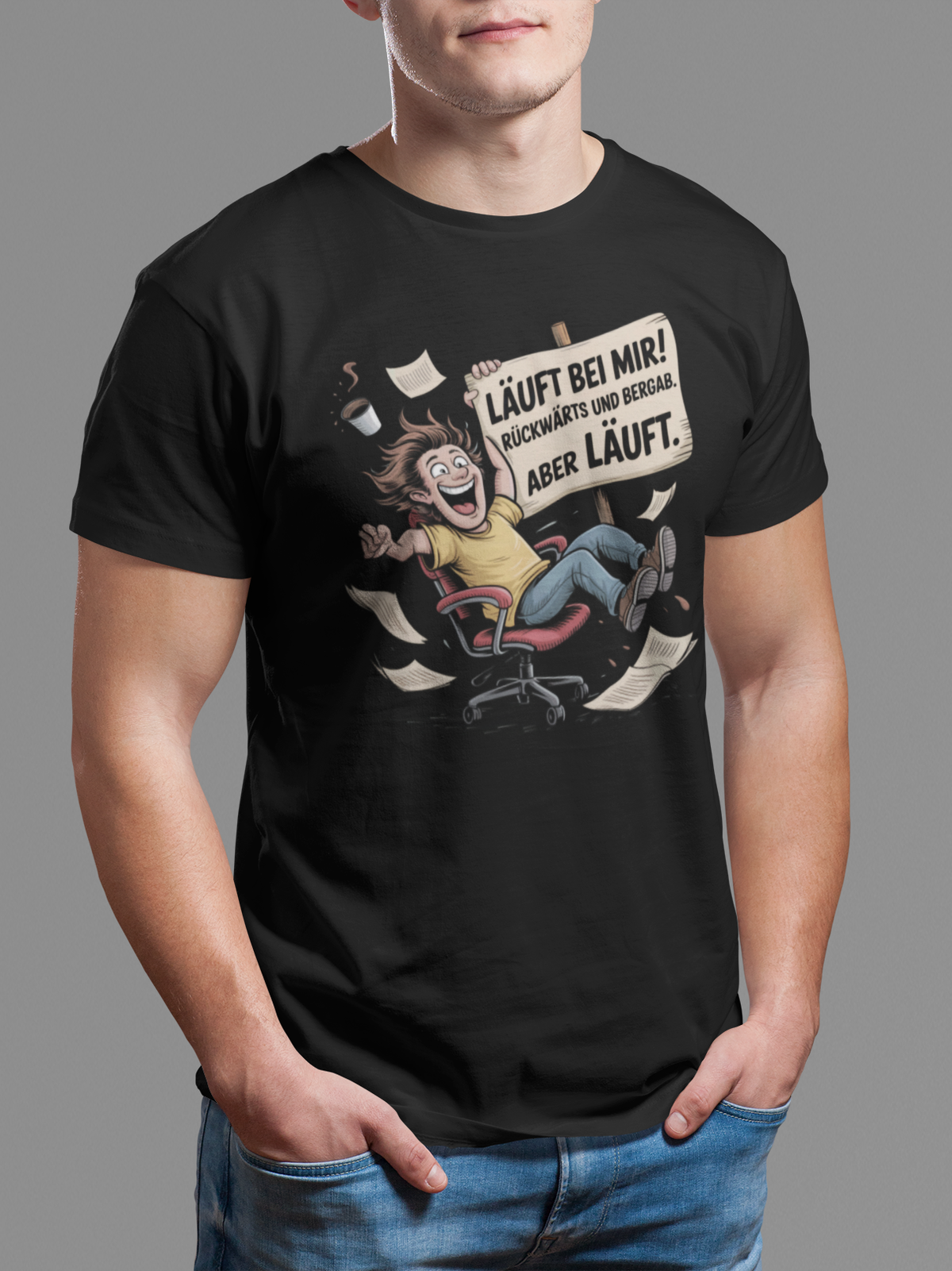 Mann trägt schwarzes T-Shirt mit Büro-Motiv und Spruch (Oberkörperaufnahme)