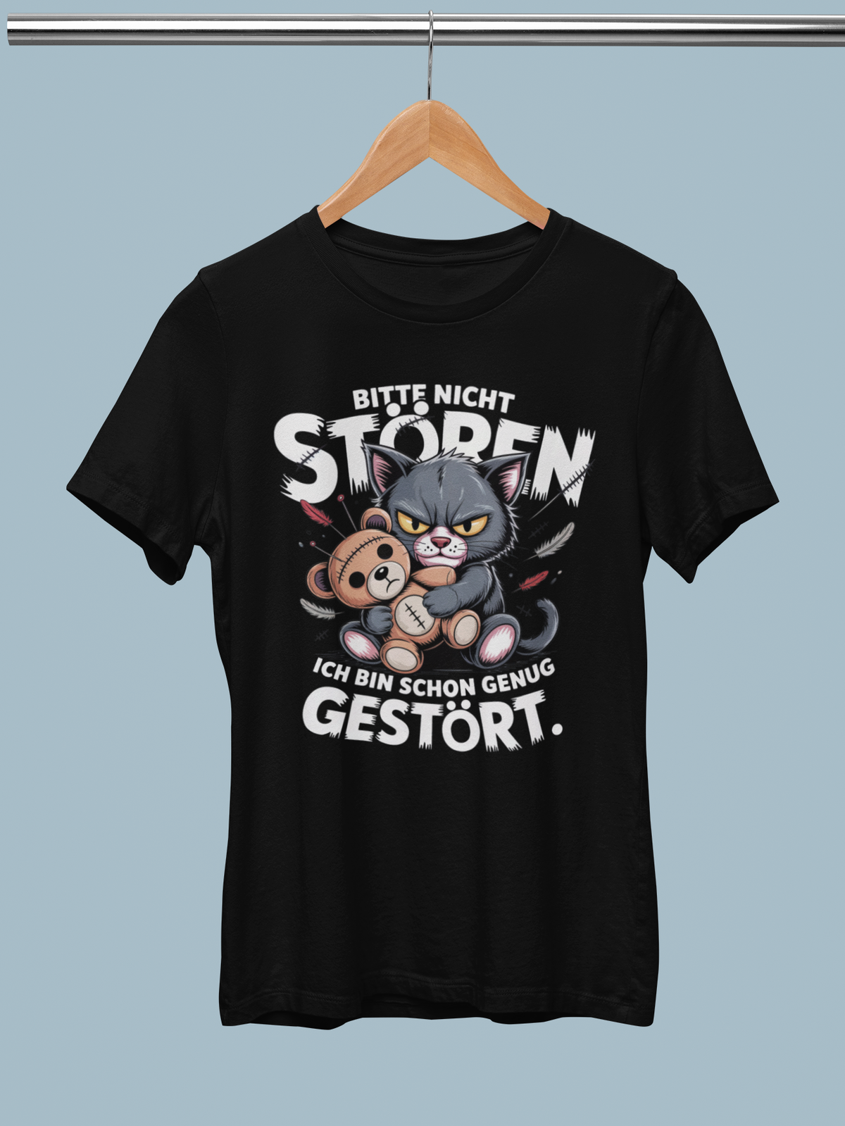 Schwarzes T-Shirt mit dem Motiv „Bitte nicht stören. Ich bin schon genug gestört.“ auf Kleiderbügel 