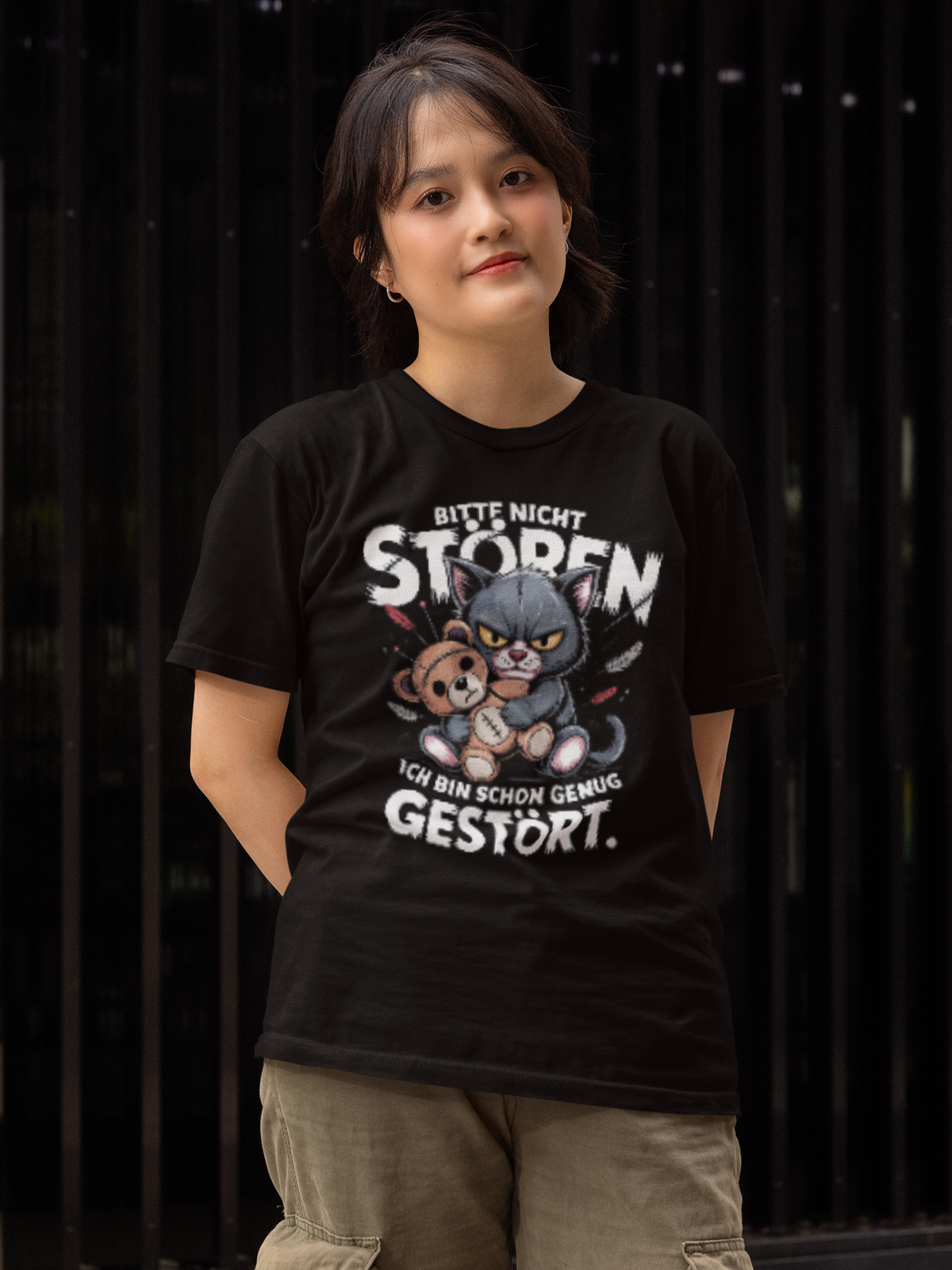 Frau trägt schwarzes T-Shirt mit dem Motiv „Bitte nicht stören. Ich bin schon genug gestört.“ mit Voodoo-Katze (Oberkörper)