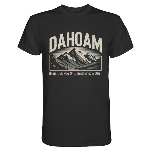 Schwarzes T-Shirt mit dem Spruch „Dahoam – Heimat is koa Ort, Heimat is a Gfui“ und Bergmotiv
