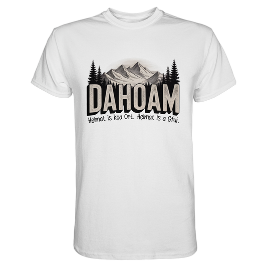 Weißes T-Shirt mit dem Spruch „Dahoam. Heimat is koa Ort. Heimat is a Gfui“ und Bergmotiv
