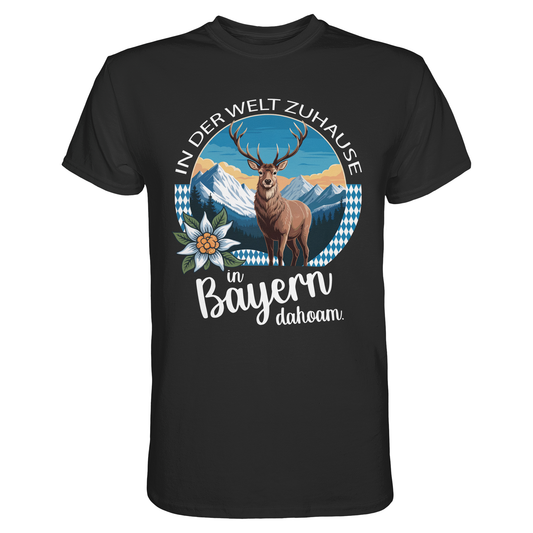 Schwarzes T-Shirt mit dem Spruch „In der Welt zuhause. In Bayern dahoam“ und Motiv mit Hirsch, Edelweiß und Bergen