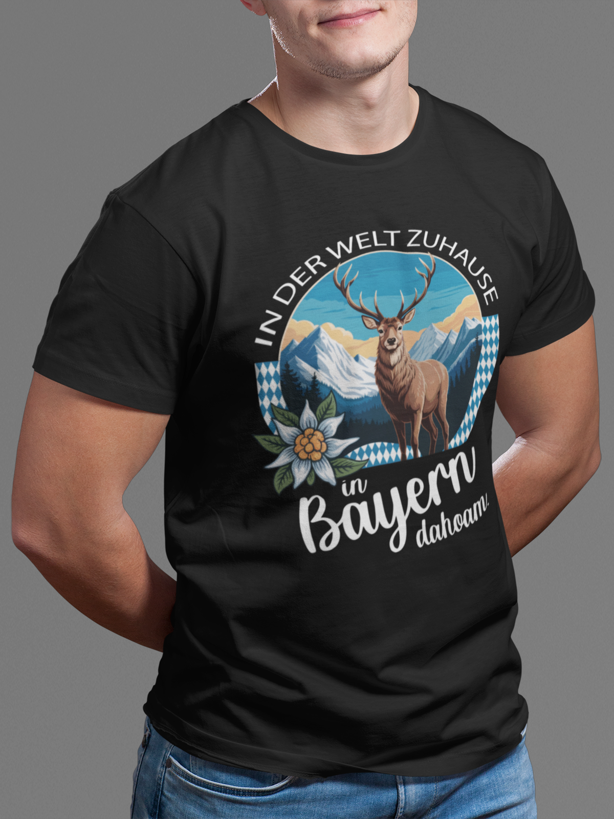 Mann trägt schwarzes T-Shirt mit Motiv „In der Welt zuhause. In Bayern dahoam“ (Oberkörper)