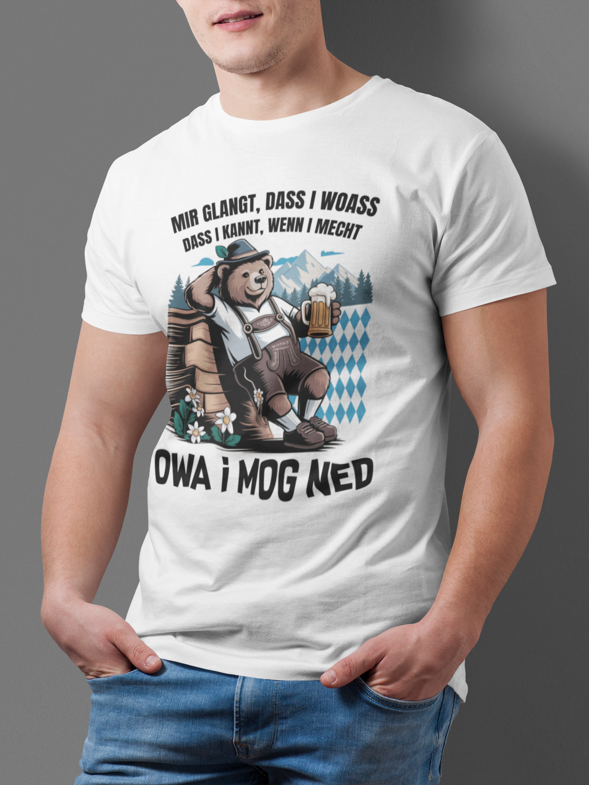 Mann trägt weißes T-Shirt mit Motiv „Owa i mog ned“ (Oberkörper)