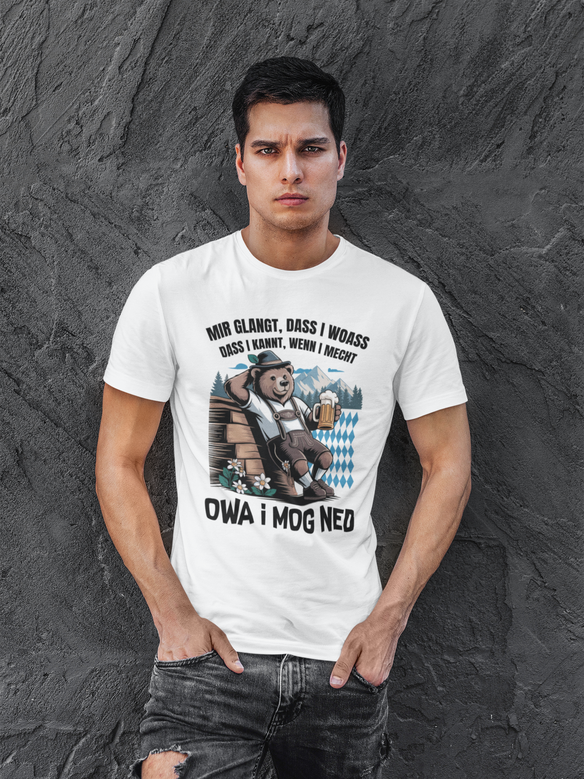 Mann trägt weißes T-Shirt mit Motiv „Owa i mog ned“ (Oberkörper)