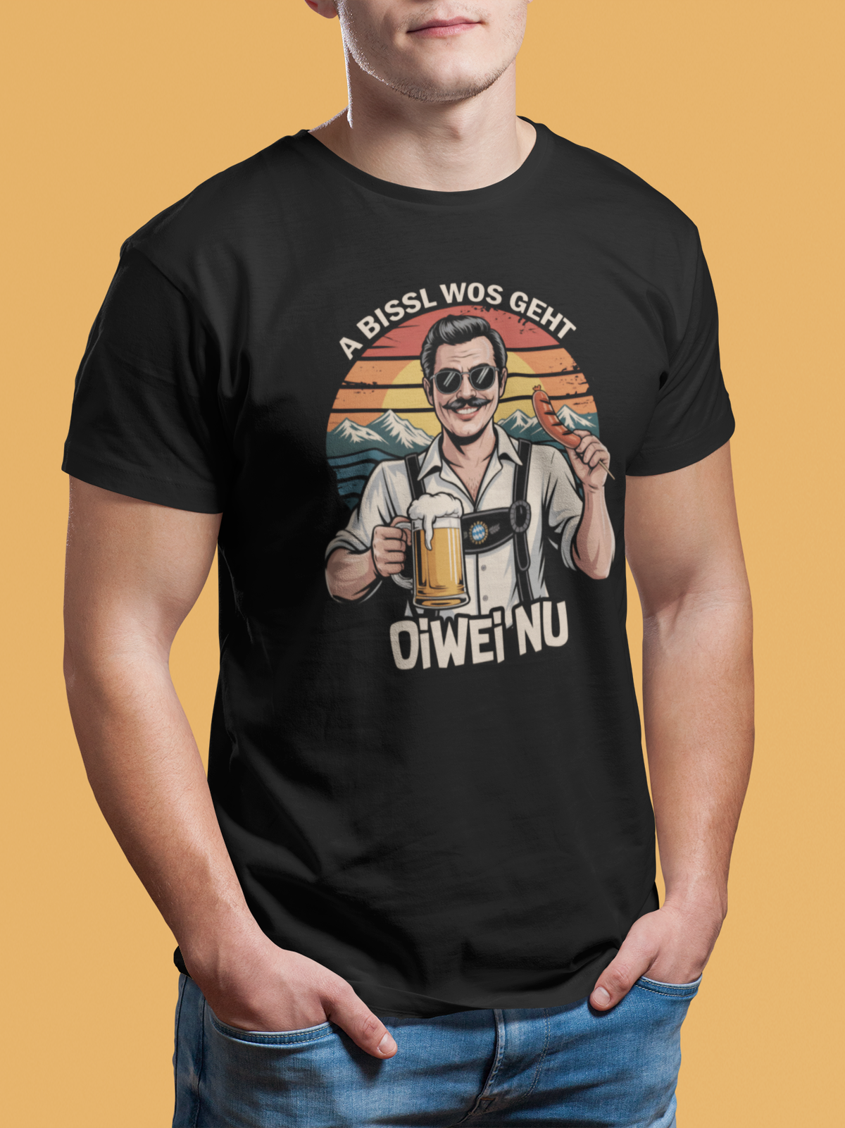 Mann trägt schwarzes T-Shirt mit Retro-Motiv „A bissl wos geht oiwei nu“ (Oberkörper)