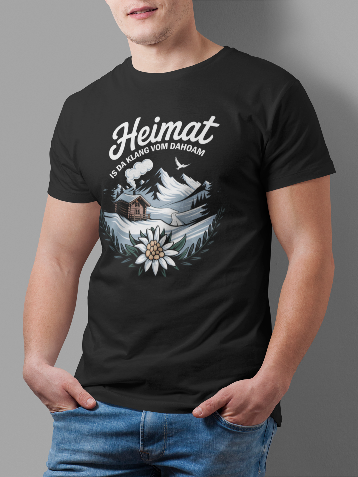 Mann trägt schwarzes T-Shirt mit Motiv „Heimat is da Klang vom Dahoam“ (Oberkörper)