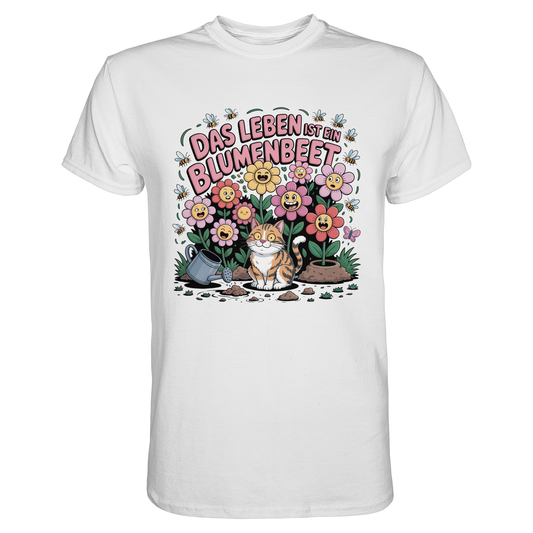 Weißes T-Shirt mit dem Spruch „Das Leben ist ein Blumenbeet“ und Katze im Blumenbeet