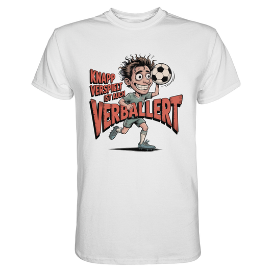 Weißes T-Shirt mit Spruch „Knapp verspielt ist auch verballert“ und Comic-Fußballmotiv