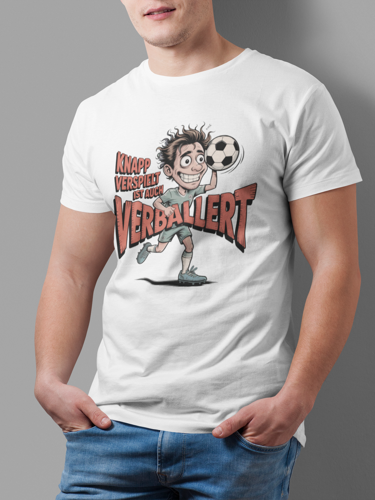 Mann trägt weißes T-Shirt mit Fußballspruch „Knapp verspielt ist auch verballert“ (Oberkörper)

