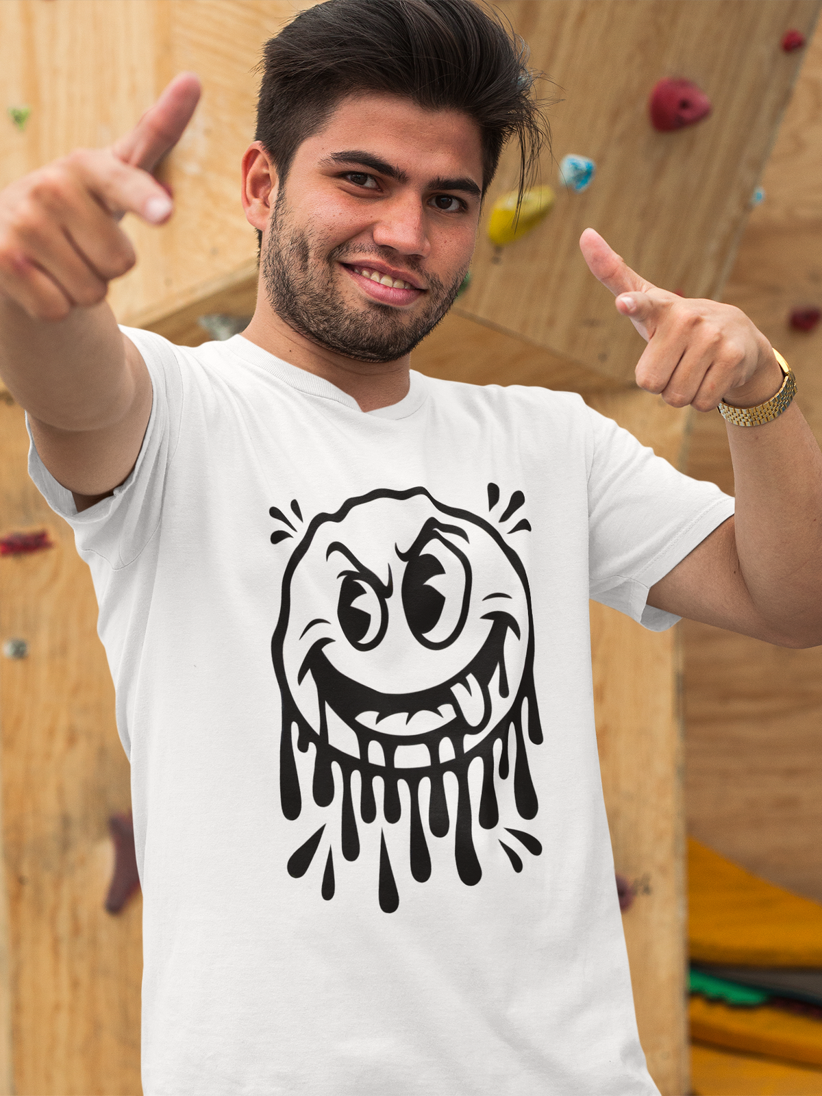 Mann trägt weißes T-Shirt mit schwarzem Grinse-Smiley (Oberkörper)