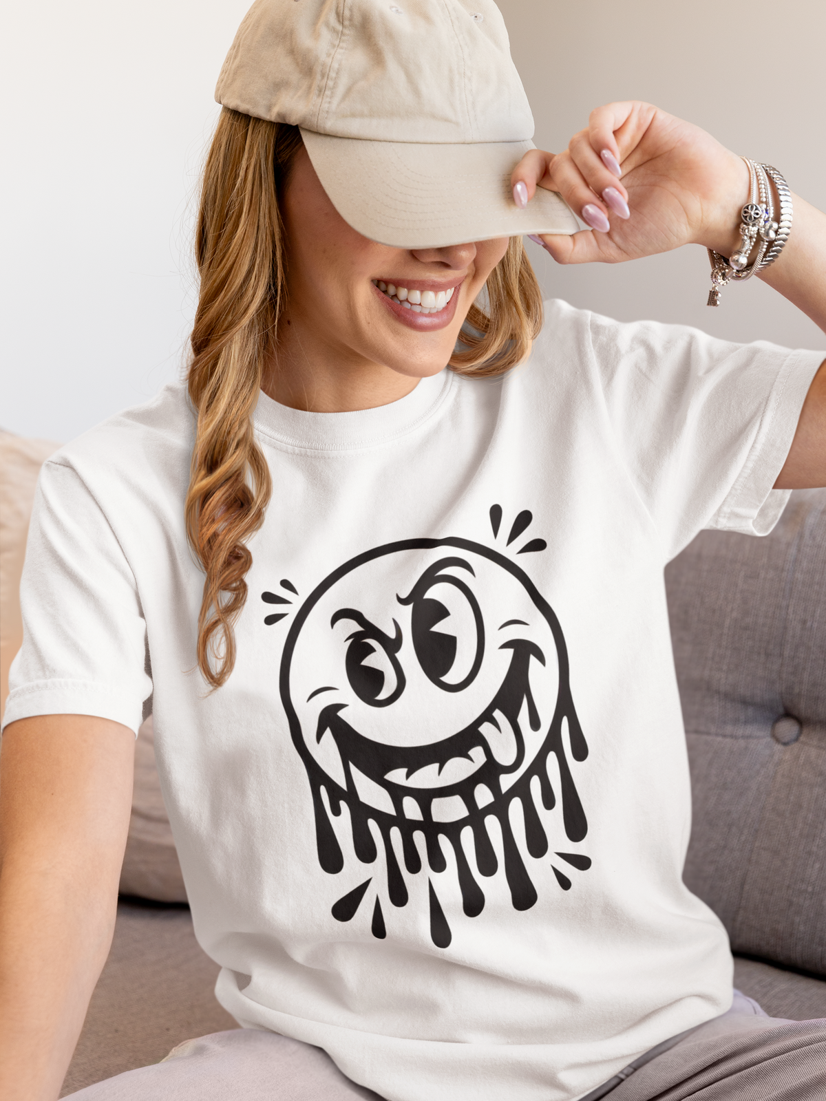 Frau trägt weißes T-Shirt mit schwarzem Grinse-Smiley (Oberkörper)
