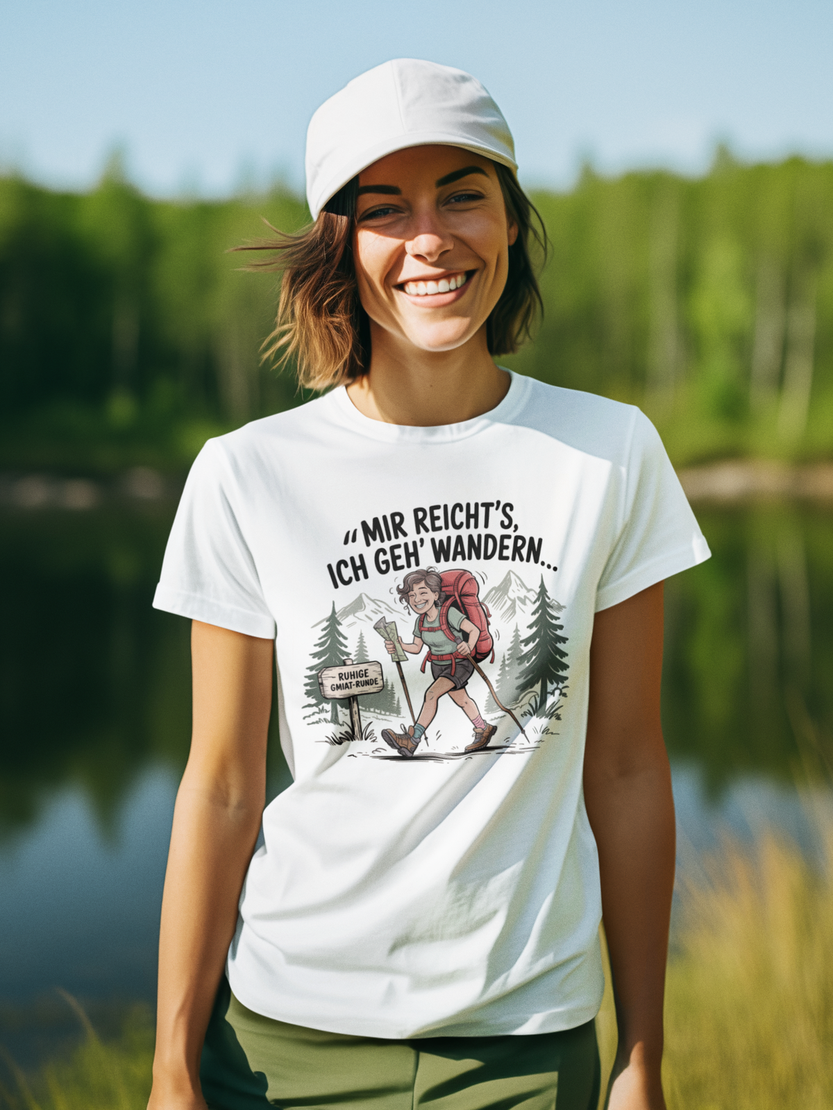 Junge Frau trägt das Shirt mit Wanderspruch, Oberkörperansicht, im Hintergrund ein See und Wald.