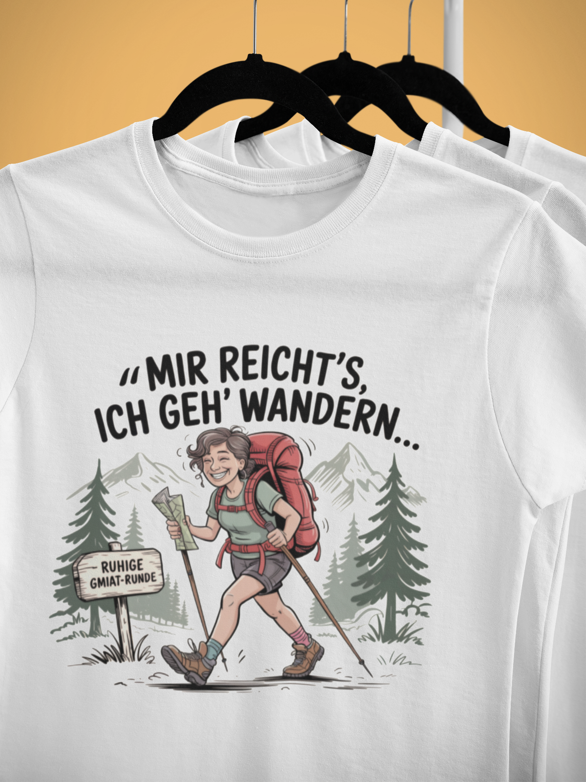 Shirt auf einem Kleiderbügel am Kleiderständer