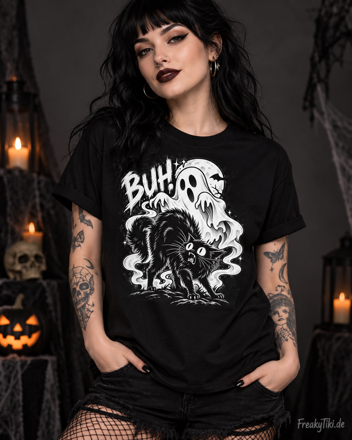 Buh Halloween T-Shirt mit Geist und schwarzer Katze am weiblichen Model