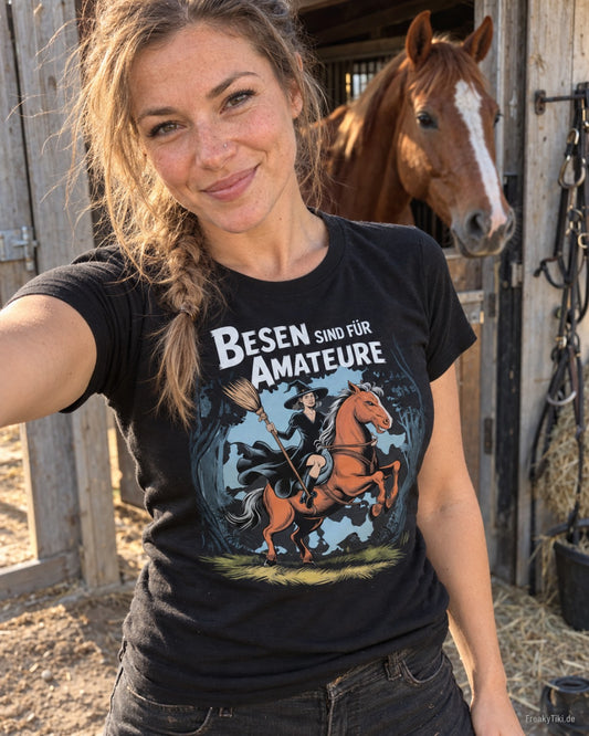 Besen sind für Amateure Hexe auf Pferd Halloween T-Shirt am weiblichen Model im Pferdestall