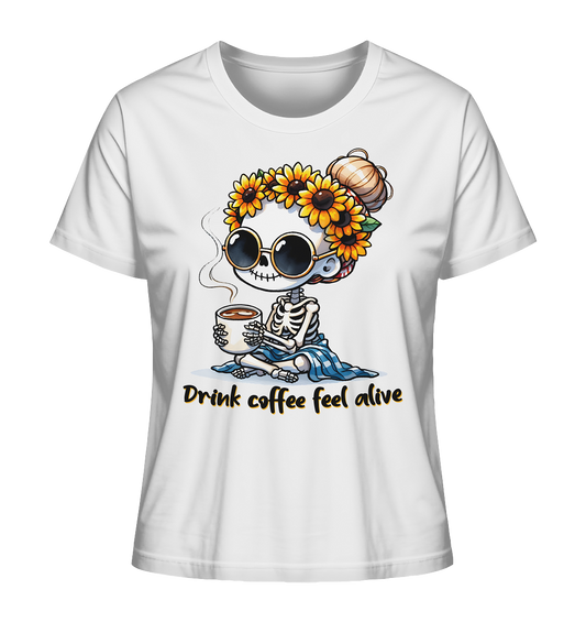 T-Shirt mit süßem Skeleton Girl, Kaffeetasse, Sonnenbrille, Sonnenblumenkranz und dem Spruch „Trink Coffee, Feel Alive“