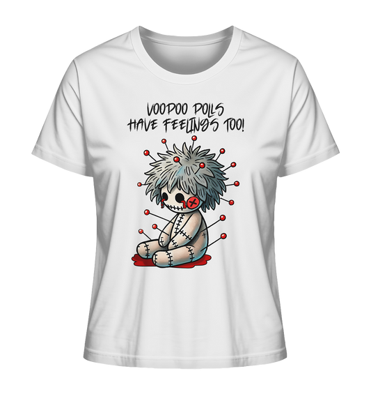 Traurige Voodoo-Puppe mit Stecknadeln und Schriftzug „Voodoo Dolls have Feelings too“ als Motiv auf weißem T-Shirt
