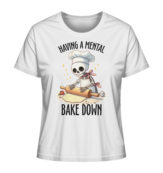 T-Shirt mit süßer Skeleton-Bäckerin, großer Kochmütze und Nudelholz, dazu der Spruch „Having a mental Bake Down“