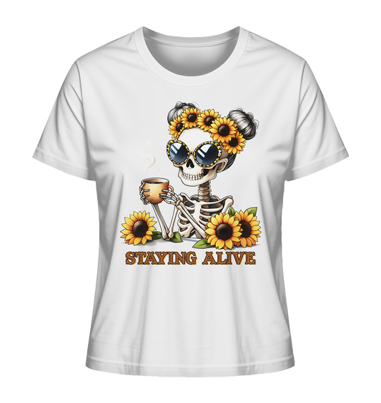 T-Shirt in Weiß mit Skeleton Girl, Sonnenblumenkranz, Sonnenbrille, Kaffeetasse und dem Spruch „Staying Alive“