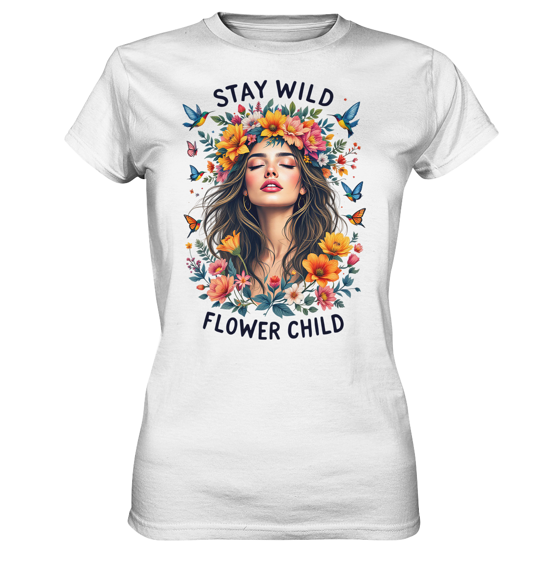 -Shirt mit ‚Stay Wild‘ Schriftzug und floralem Boho-Muster – Flower Power Design auf Bio-Baumwolle in Naturfarben, Vorderansicht