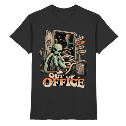 Schwarzes T-Shirt mit Entspannter Alien vor einem offenen Weltraumportal mit Out of Office