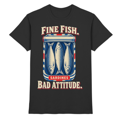 Schwarzes T-Shirt mit drei Sardinen in einer geöffneten Dose und „Fine Fish. Bad Attitude.“ – Vorderansicht