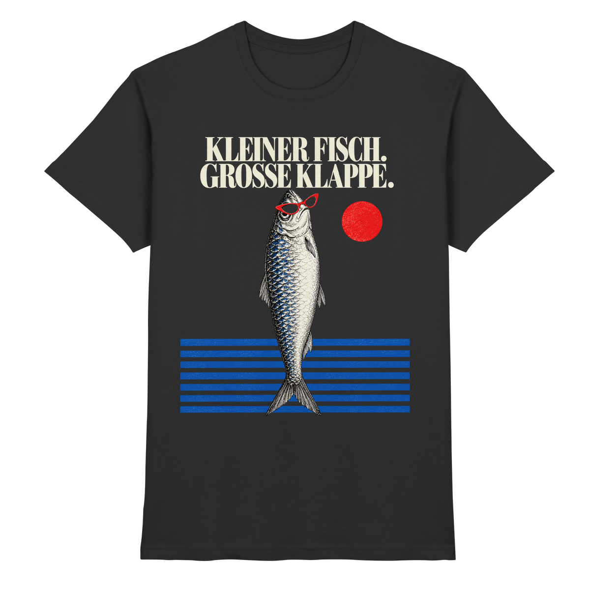 Schwarzes T-Shirt mit Sardine, Sonnenbrille und Spruch „Kleiner Fisch. Große Klappe.“ über maritimen Streifen – Vorderansicht