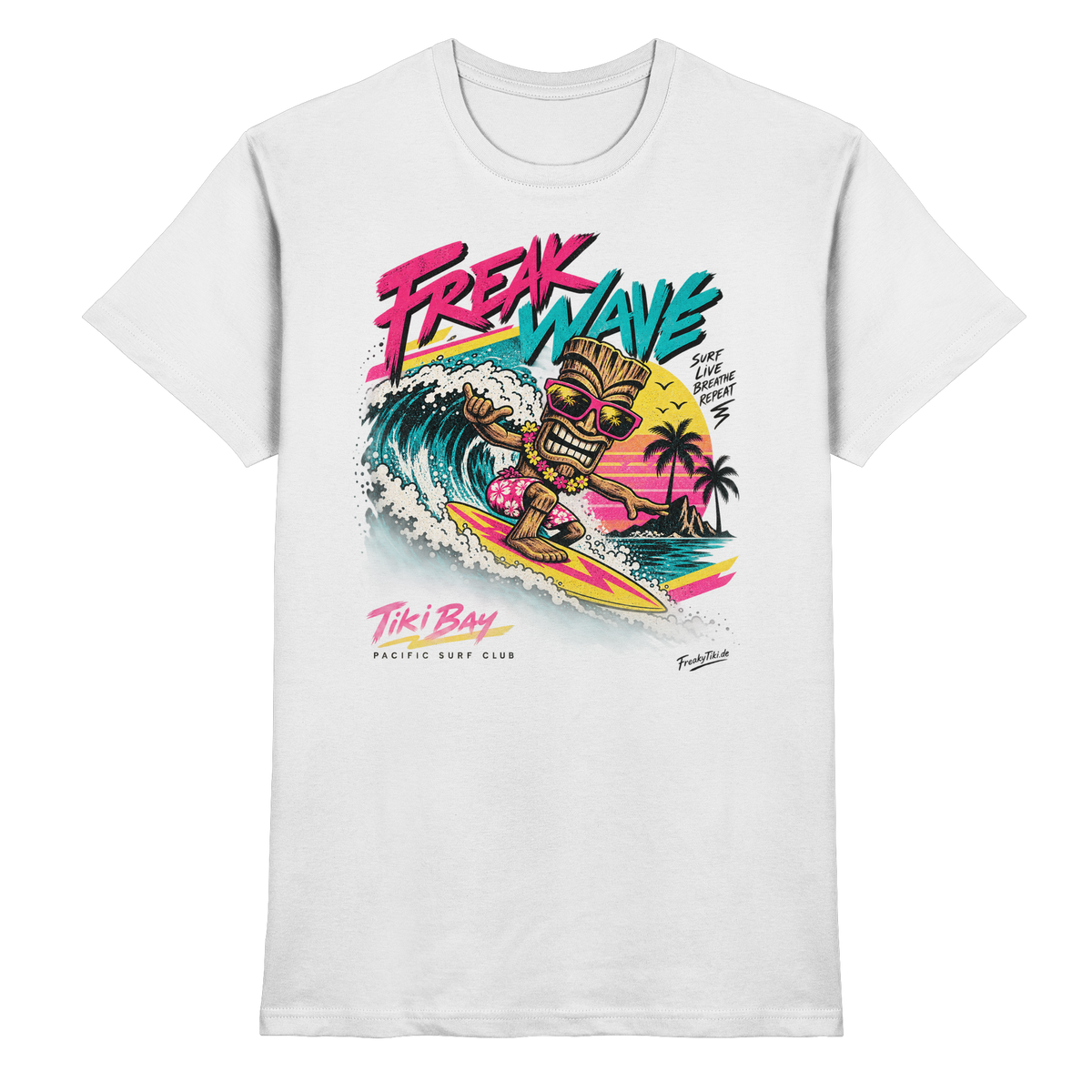 Weißes T-Shirt mit Surfender Tiki vor einer Welle und Palmen mit Freak Wave und Tiki Bay