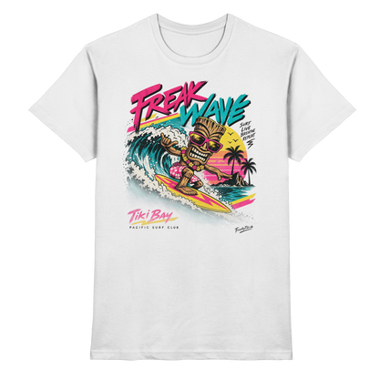 Weißes T-Shirt mit Surfender Tiki vor einer Welle und Palmen mit Freak Wave und Tiki Bay