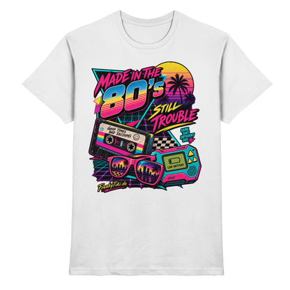 Weißes T-Shirt mit Kassette, Sonnenbrille und Ghettoblaster mit Made in the 80s Still Trouble