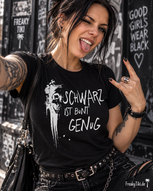 Schwarz ist bunt genug Gothic Ladies T-Shirt schwarz am Model