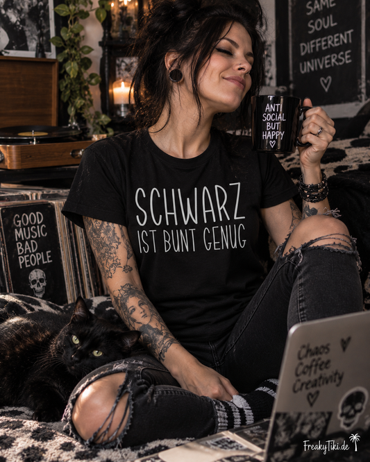 Schwarz ist bunt genug Ladies T-Shirt schwarz am weiblichen Model