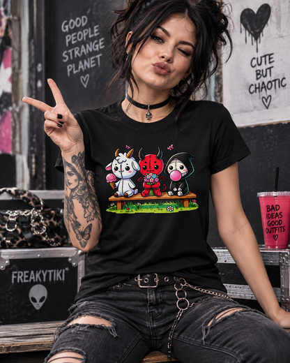 Frau trägt schwarzes Creepy-Friends-T-Shirt mit drei Voodoo-Puppen in einem Laden