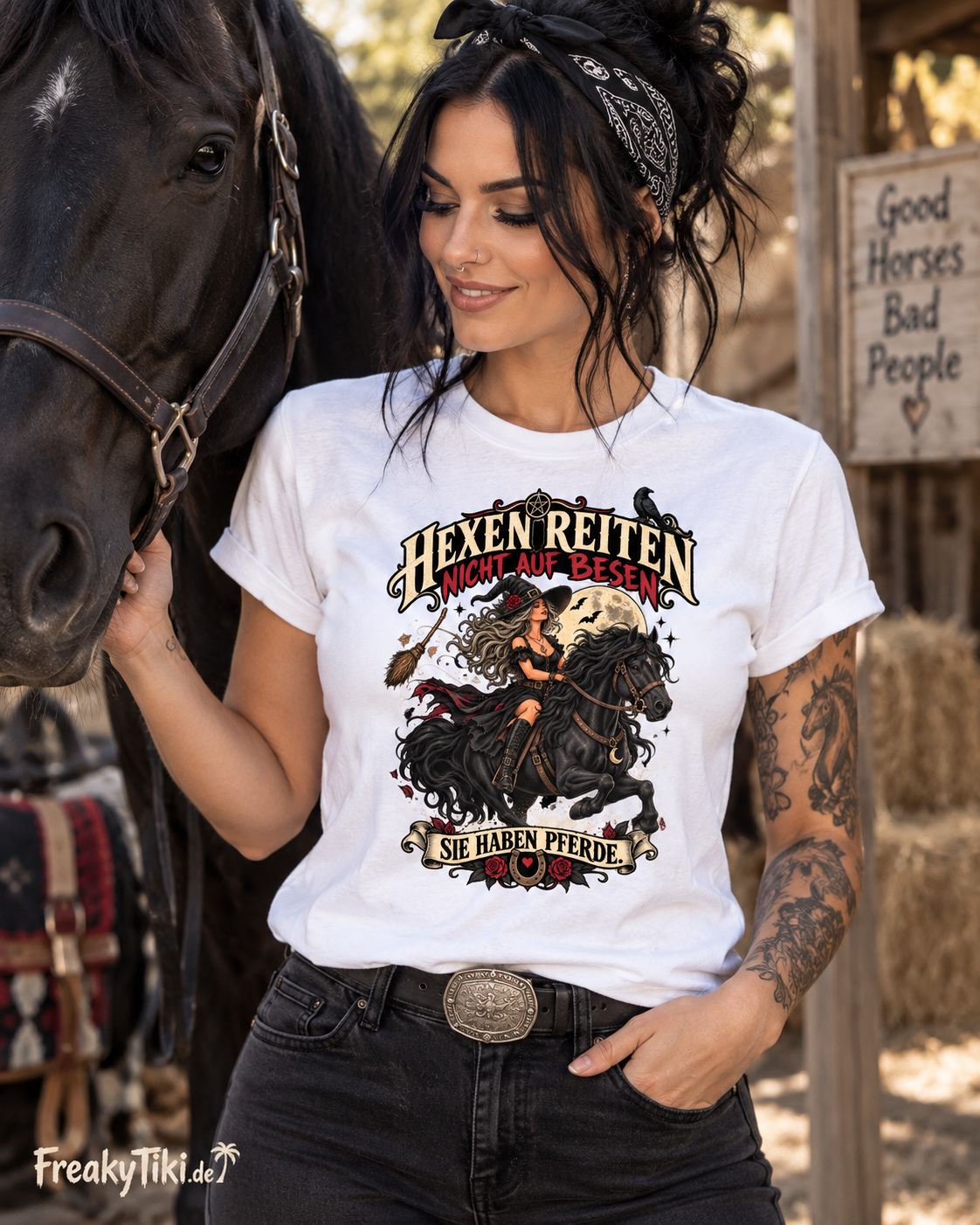 Hexen reiten nicht auf Besen Pferde Halloween Ladies T-Shirt am Model
