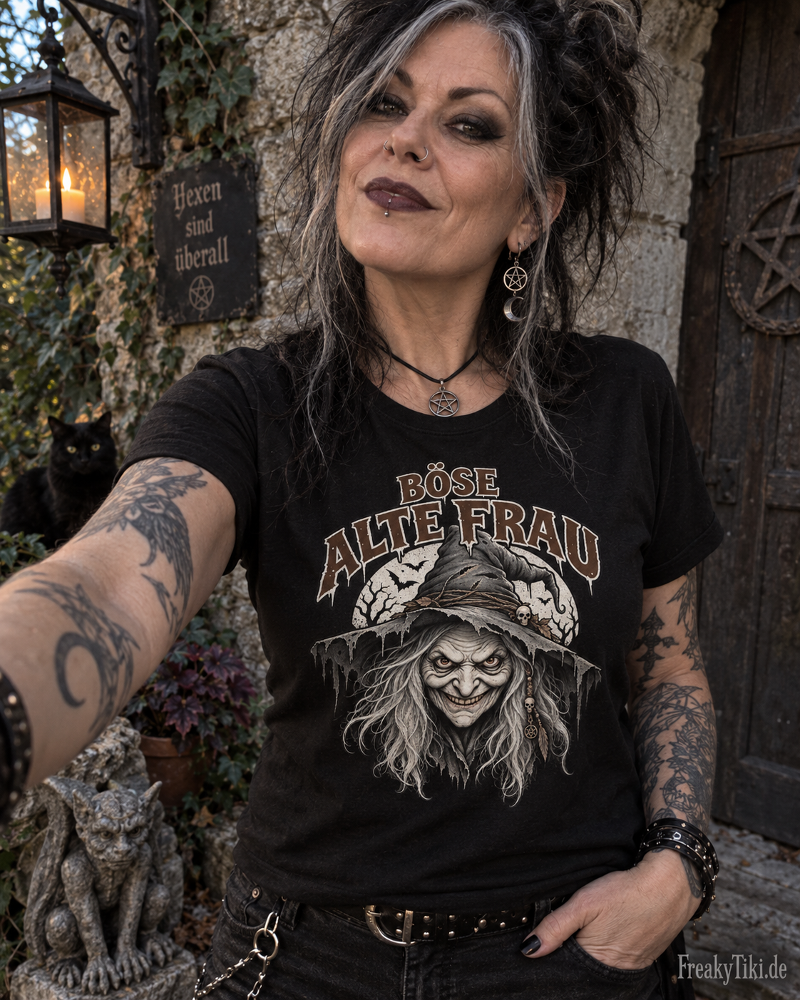 Böse alte Frau Halloween Hexen Ladies T-Shirt am Model